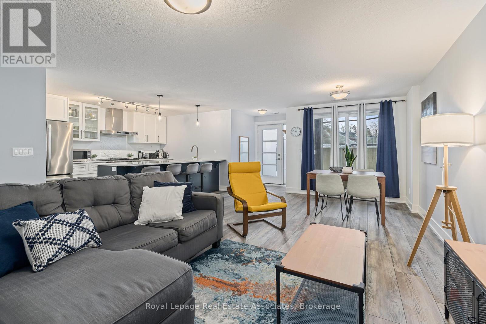 102 - 17 CENTRE STREET