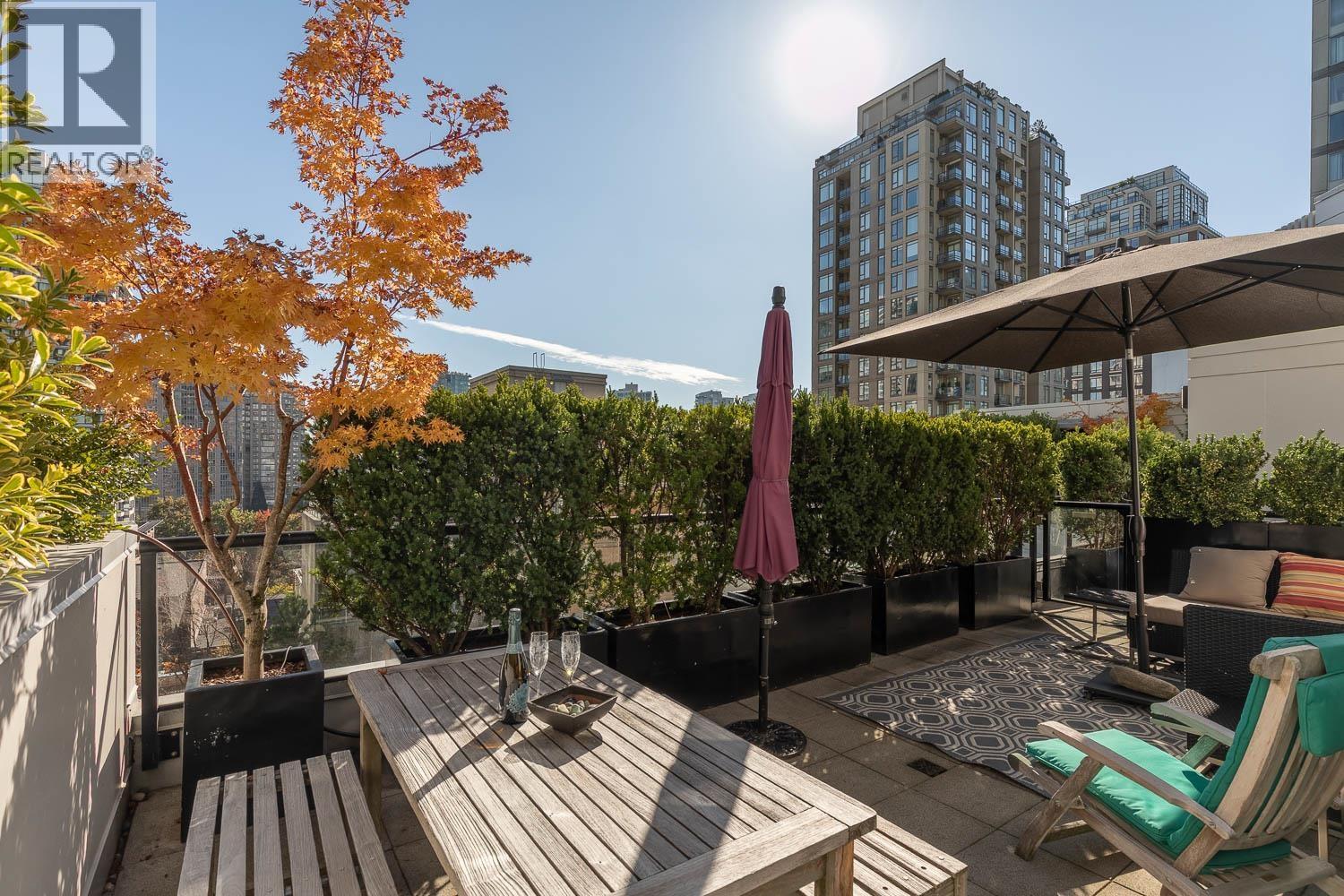 PH803 988 RICHARDS STREET