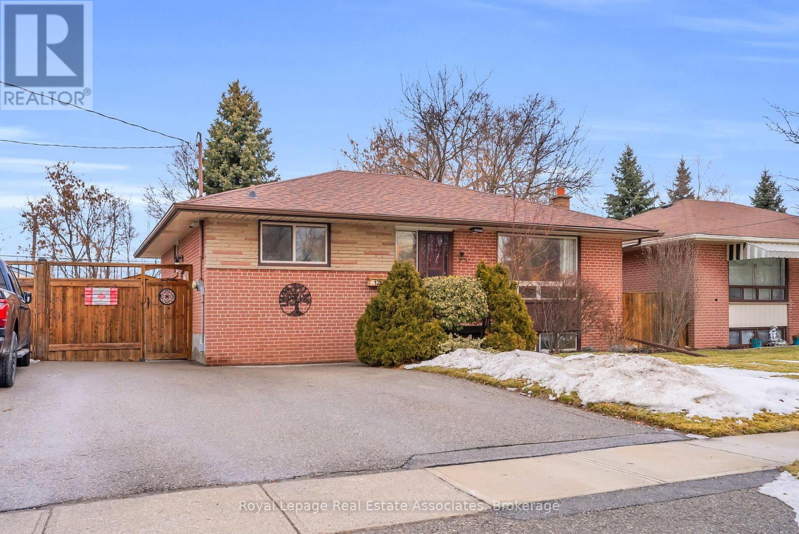 129 RAYLAWN CRESCENT