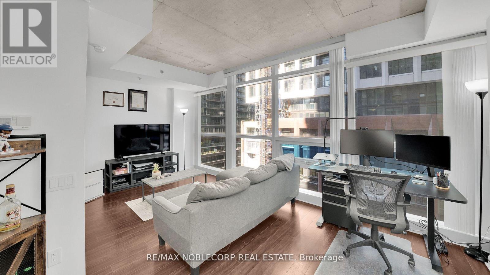 810 - 375 KING STREET W