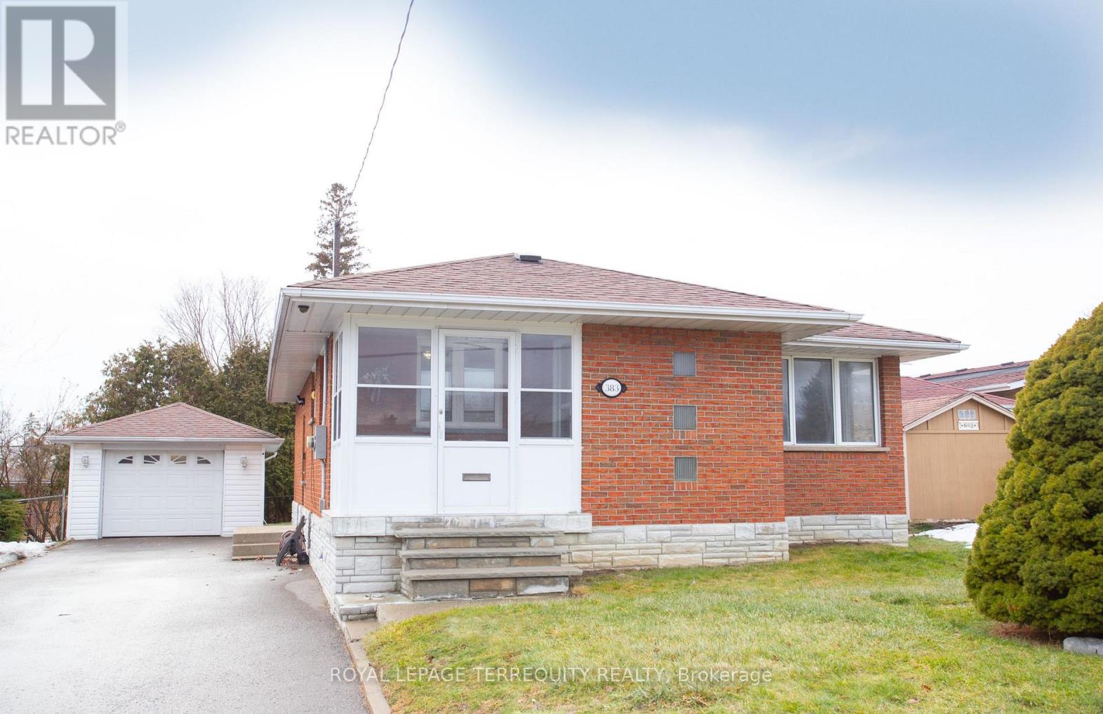 383 ROSSLAND ROAD W