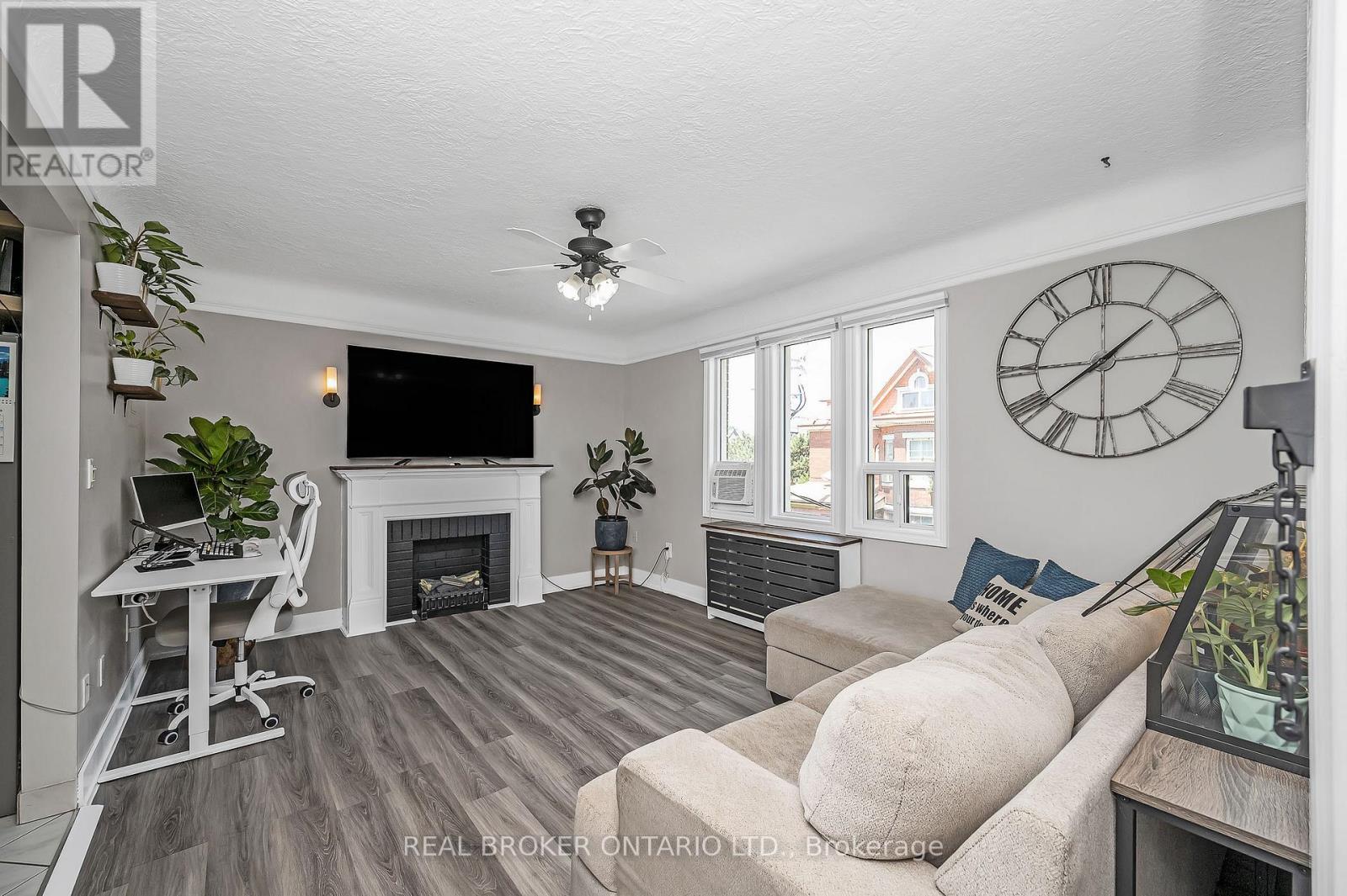 22 - 6 VINELAND AVENUE