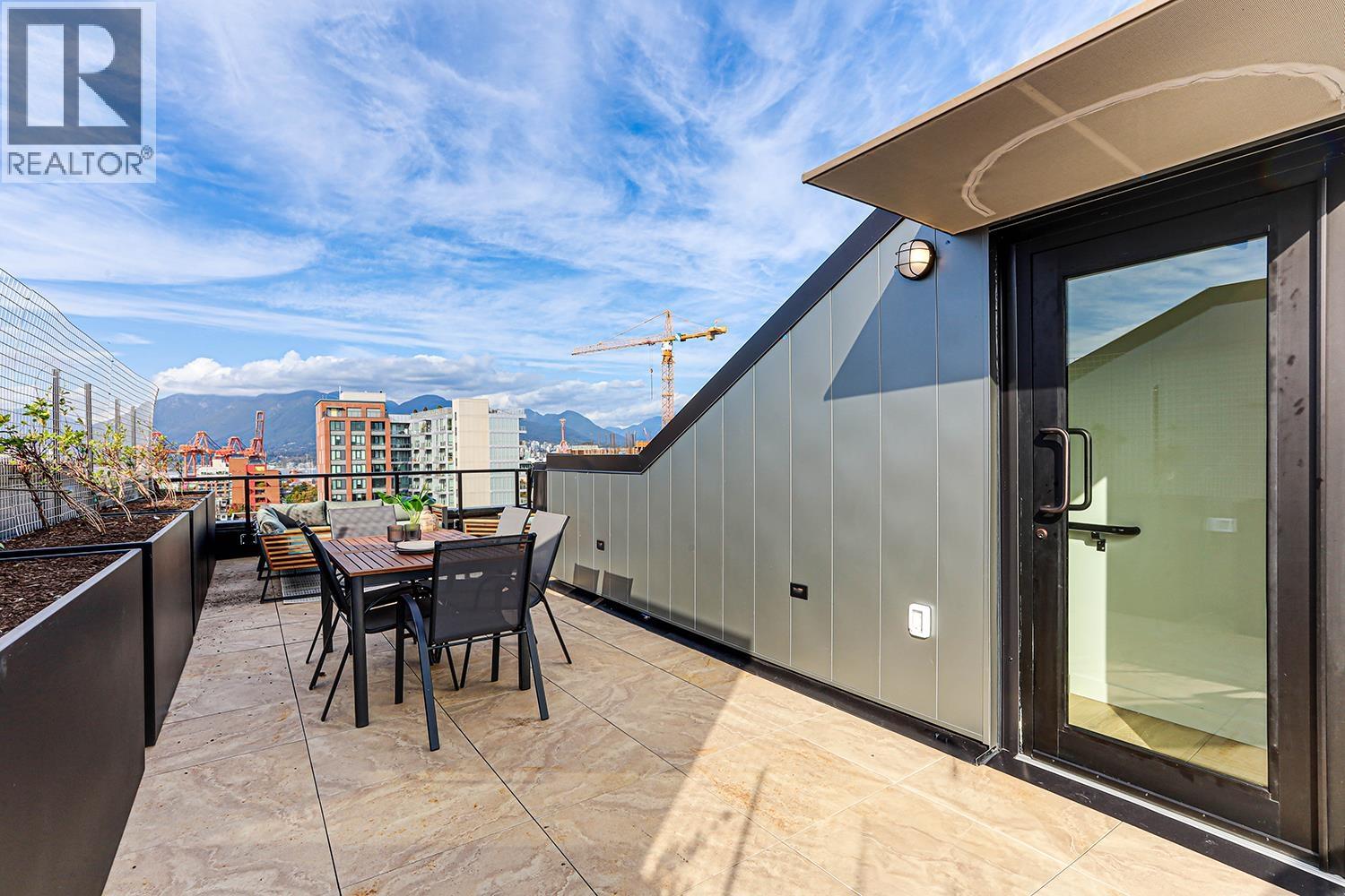 903 239 KEEFER STREET