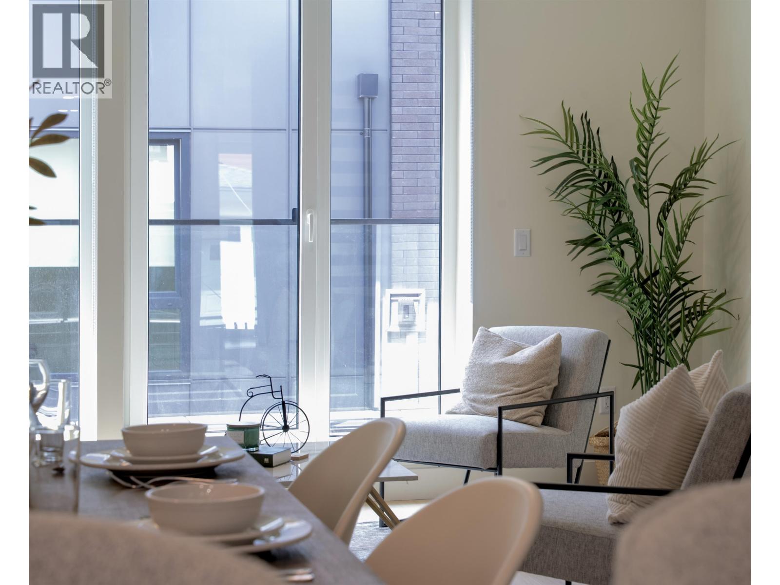 TH10 324 E RIDGEWAY AVENUE