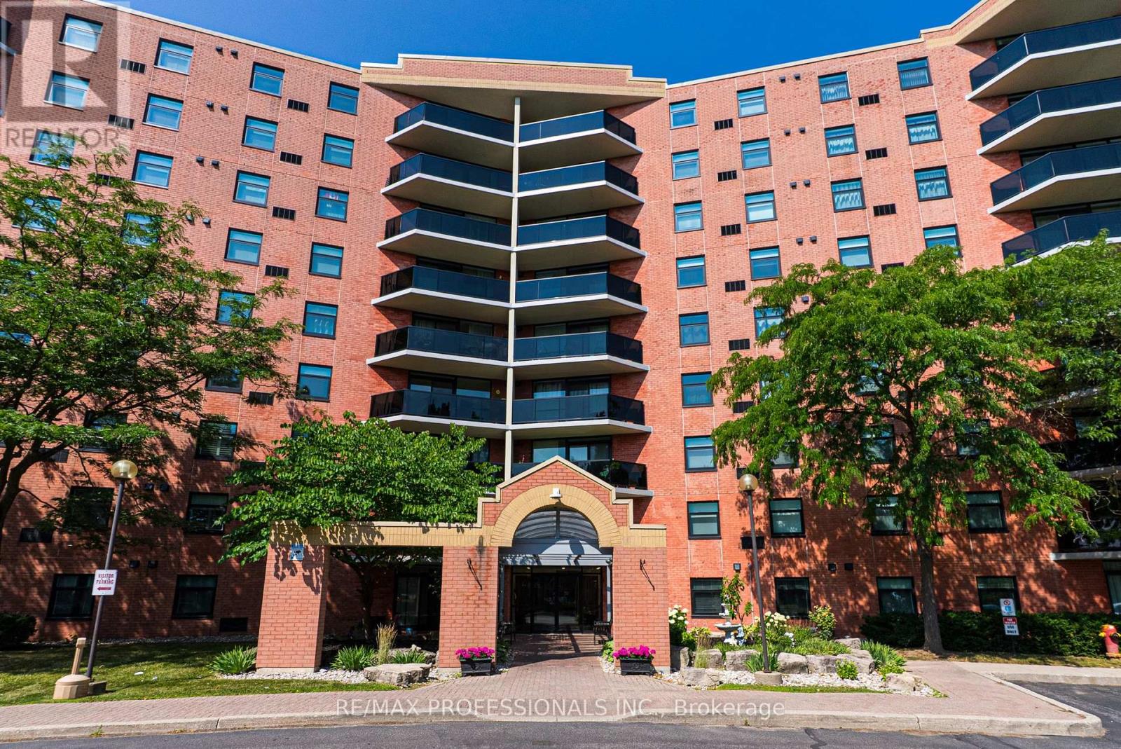 905 - 9 BONHEUR COURT