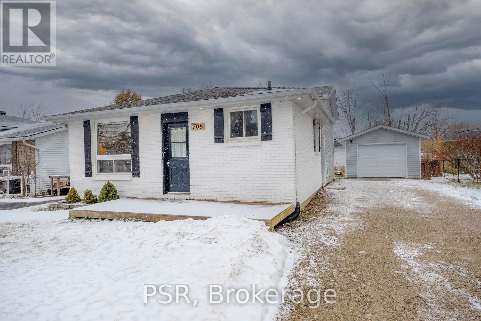 708 JOHNSTON CRESCENT W