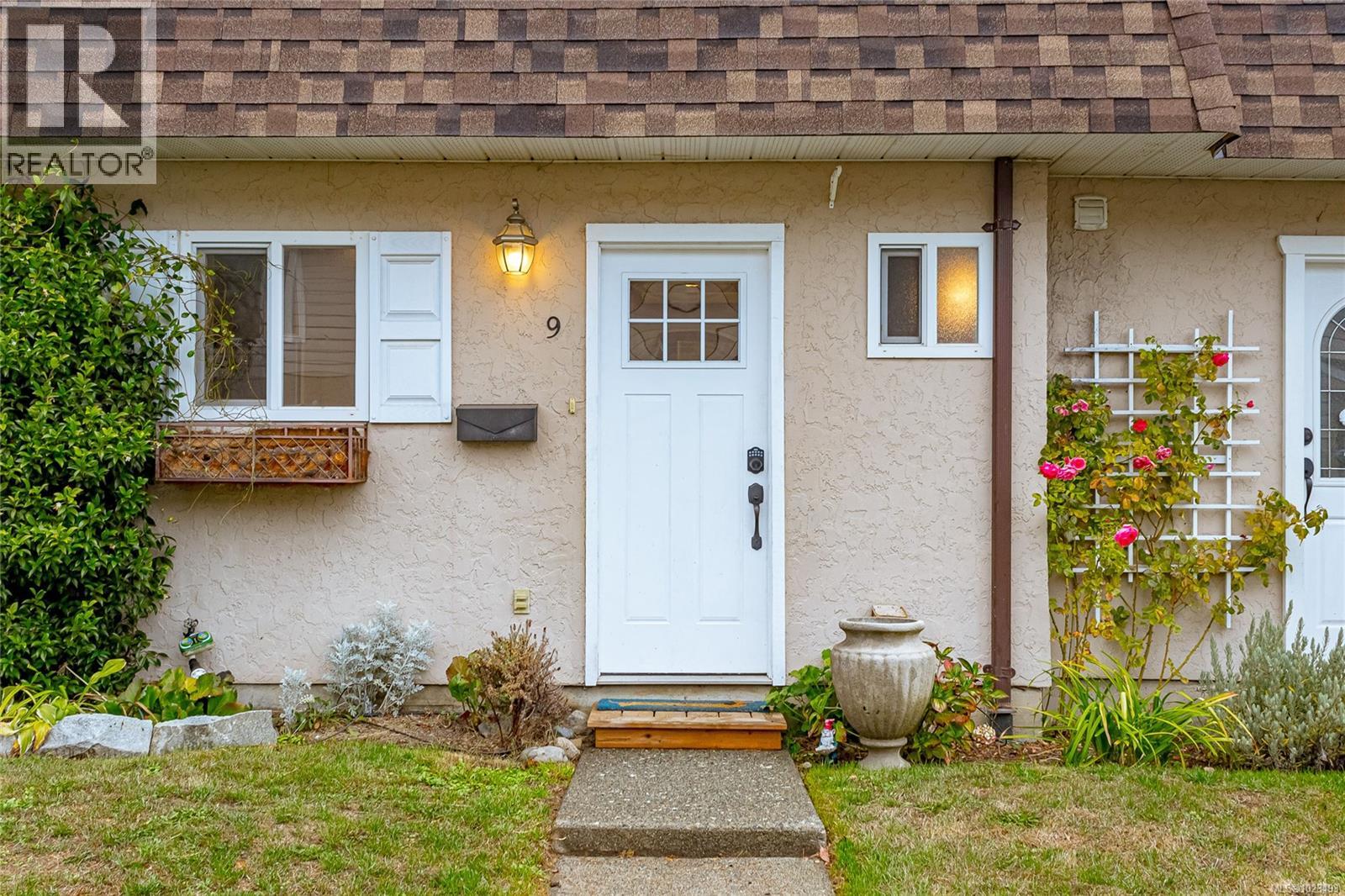 9 7675 East Saanich Rd