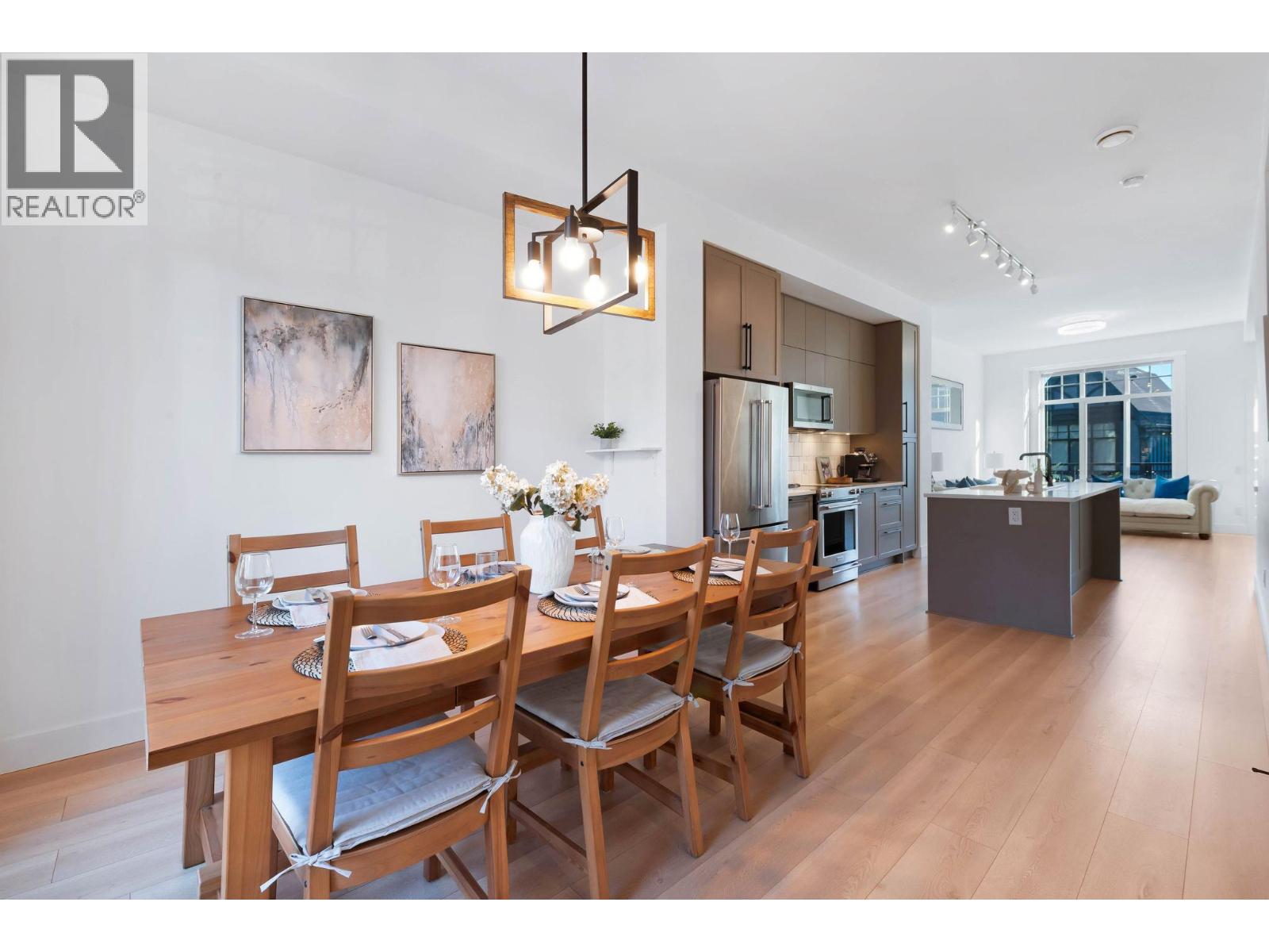 20 3552 VICTORIA DRIVE