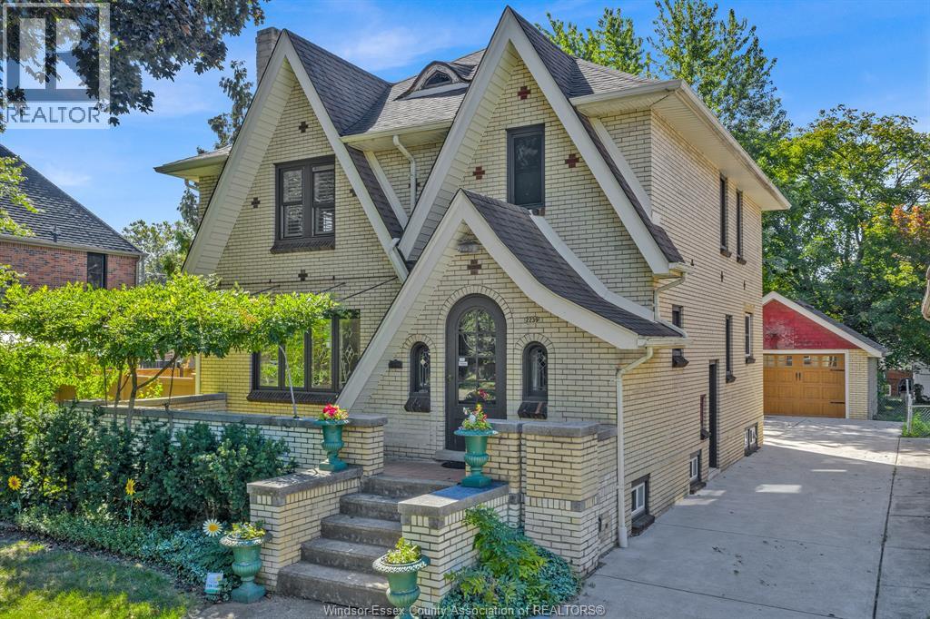 2239 VICTORIA AVENUE