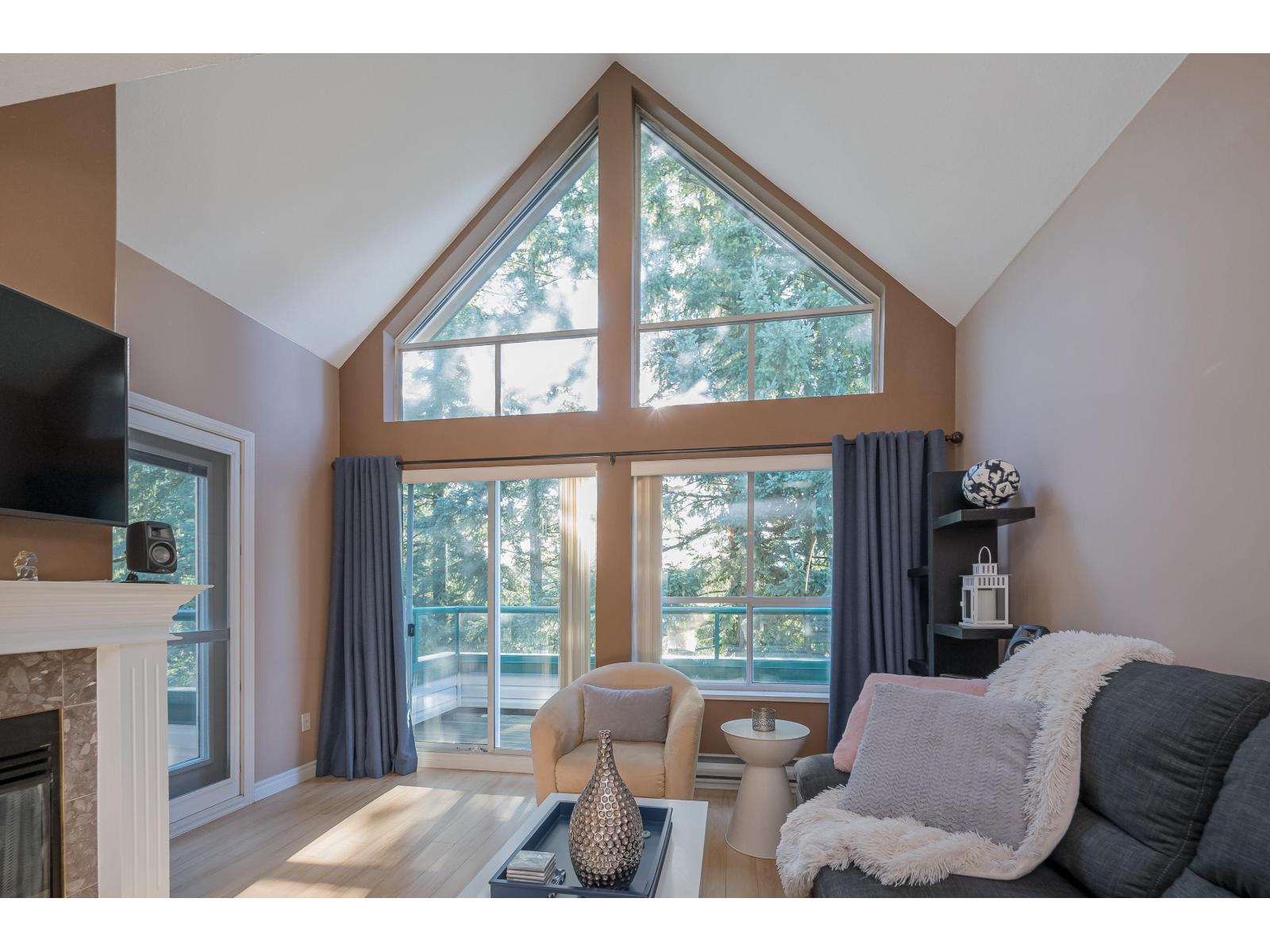 407 33280 BOURQUIN CRESCENT EAST CRESCENT